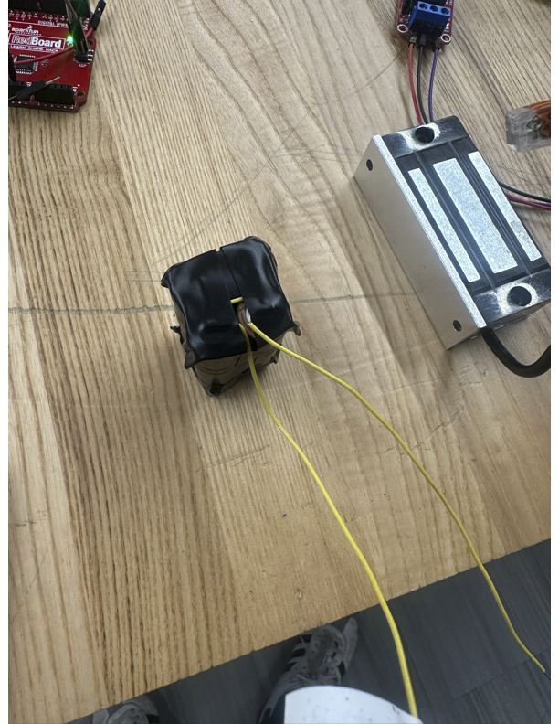 The 2x2 AA battery pack, about 6.67V